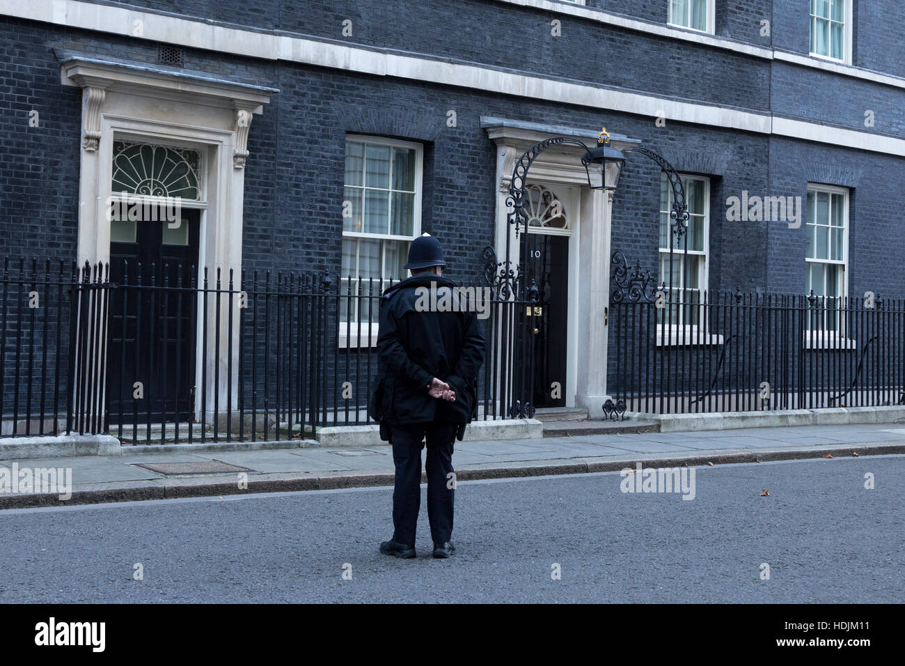 Londra, 28 novembre 2016. Una protezione nella parte anteriore del 10 Downing Street a Londra, la residenza del Primo Ministro del Regno Unito. Foto Stock