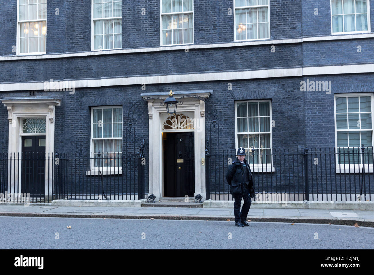 Londra, 28 novembre 2016. Una protezione nella parte anteriore del 10 Downing Street a Londra, la residenza del Primo Ministro del Regno Unito. Foto Stock