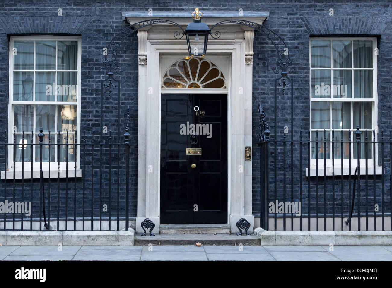 Londra, 28 novembre 2016. Le porte principali sono mantenuti chiusi al 10 di Downing Street a Londra, la residenza del Primo Ministro del Regno Unito. Foto Stock