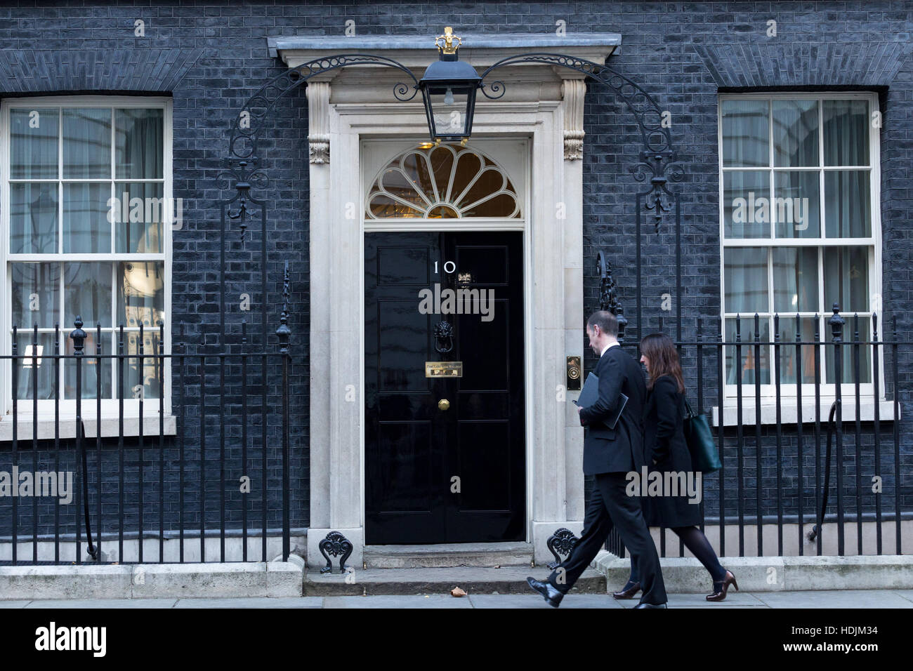 Londra, 28 novembre 2016. Ai visitatori di raggiungere la porta principale a 10 Downing Street a Londra, la residenza del Primo Ministro del Regno Unito. Foto Stock