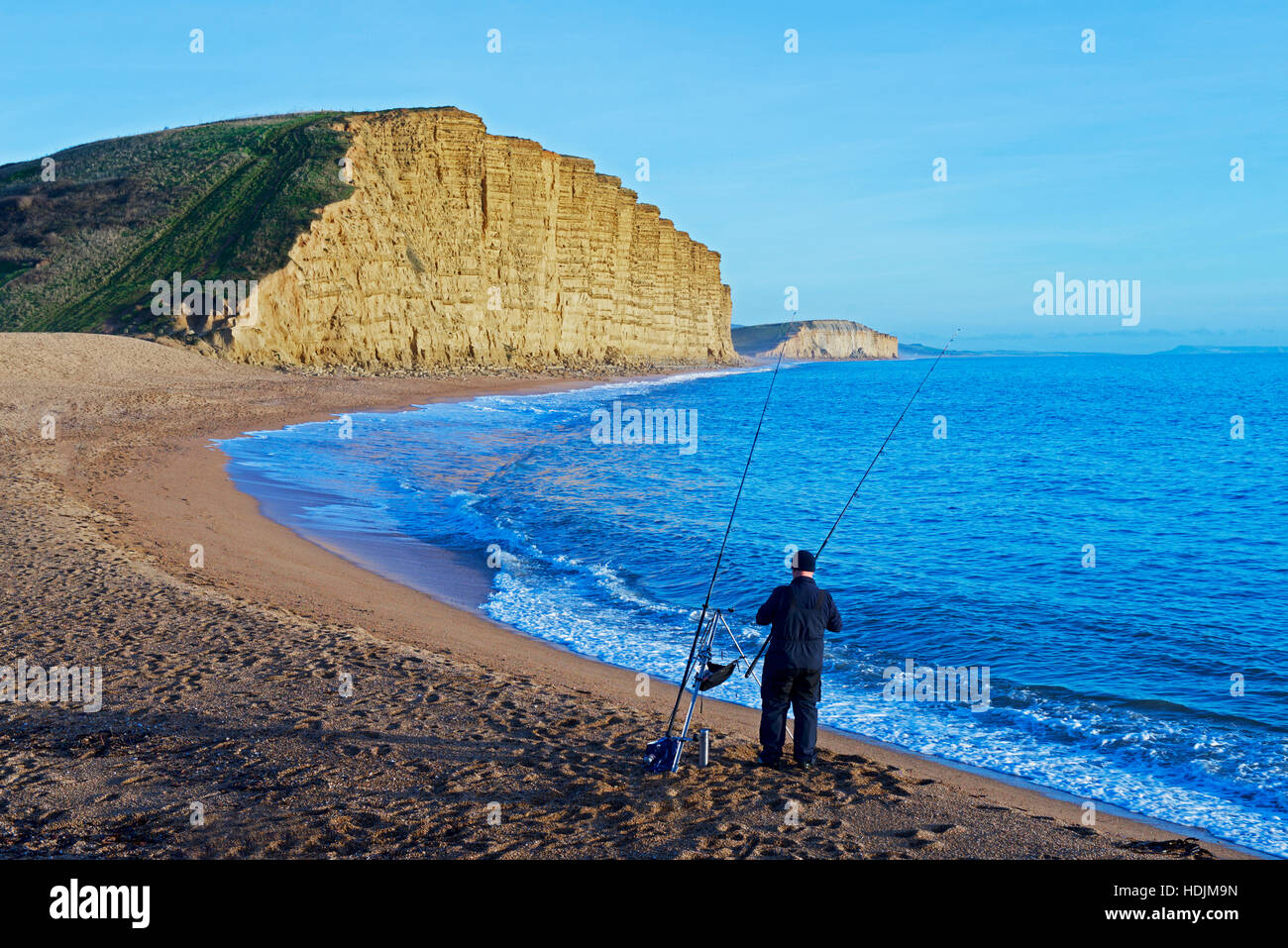Il pescatore cercando la sua fortuna a West Bay, Bridport Dorset, Regno Unito Inghilterra Foto Stock