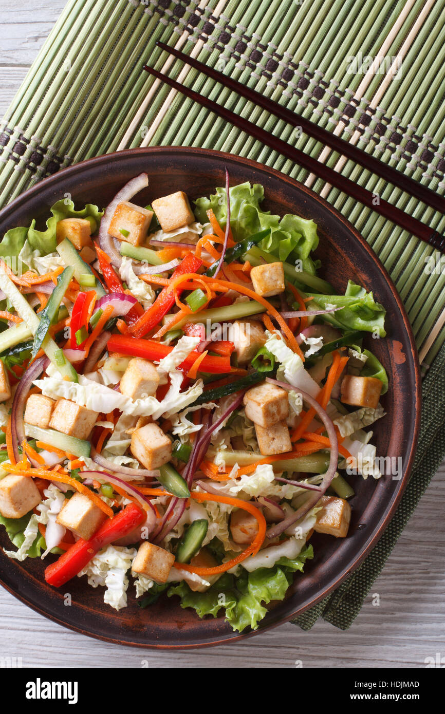 Tofu giapponese con insalata di verdure fresche di close-up su una piastra verticale vista superiore Foto Stock