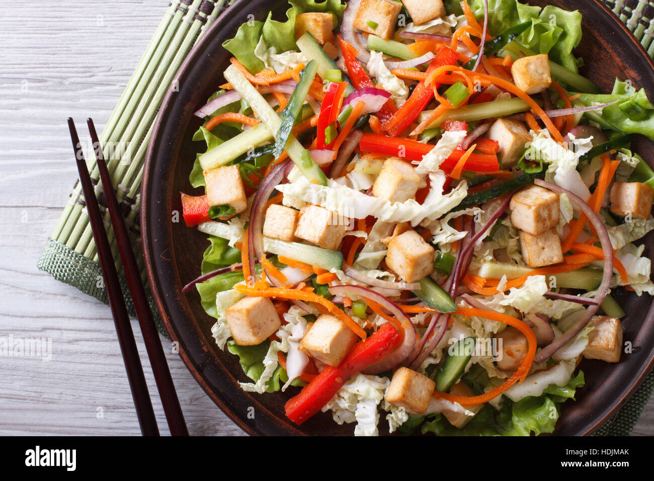 Tofu giapponese con insalata di verdure fresche di close-up su una piastra orizzontale vista superiore Foto Stock