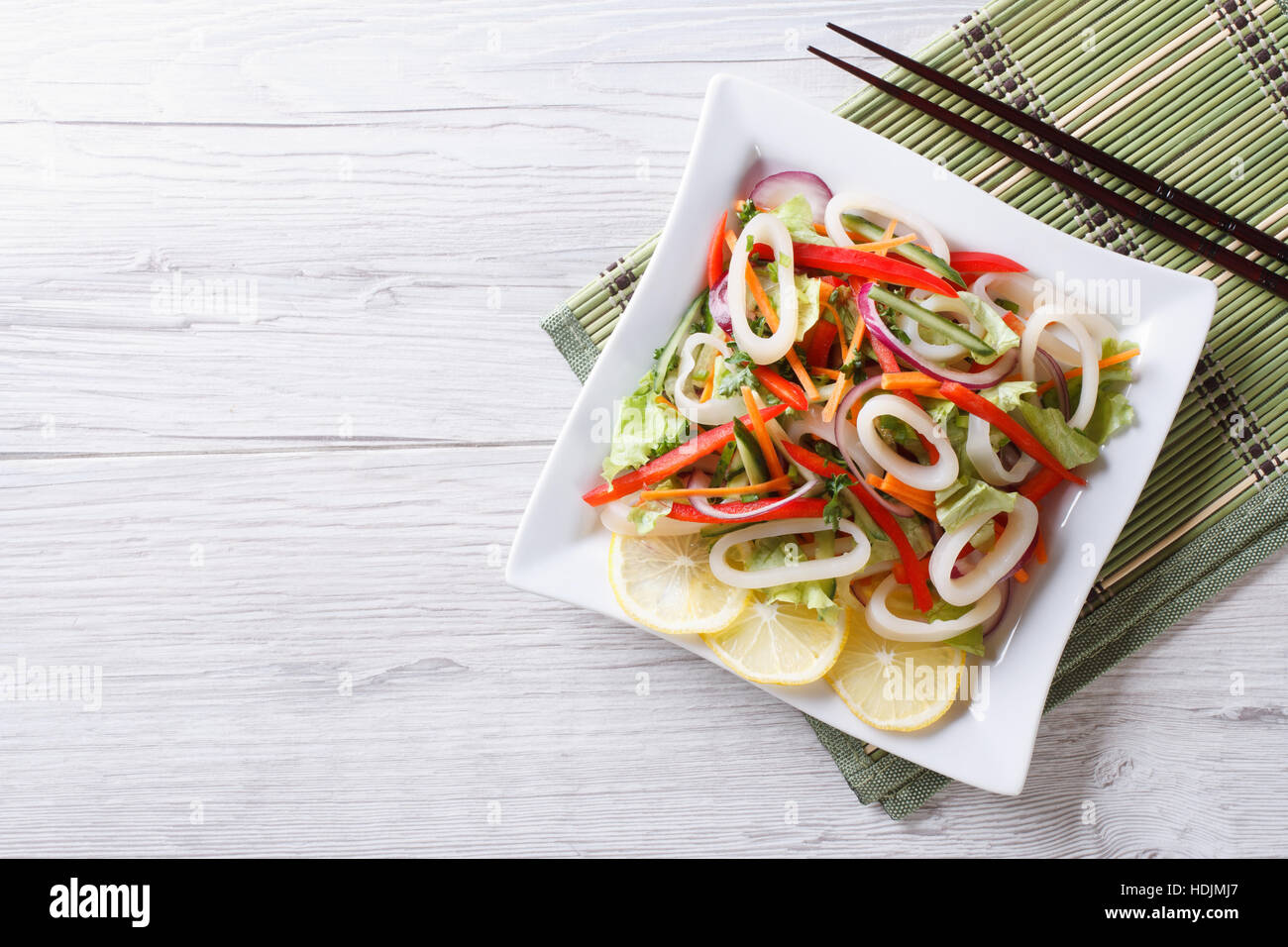 Asian Insalata di calamari con le verdure su una piastra. vista orizzontale dal di sopra Foto Stock