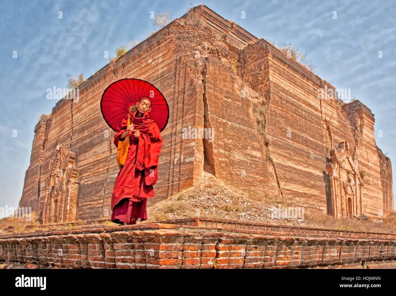 Monaco a Mingun tempio, stupa incrinato dal terremoto, Myanmar. Foto Stock