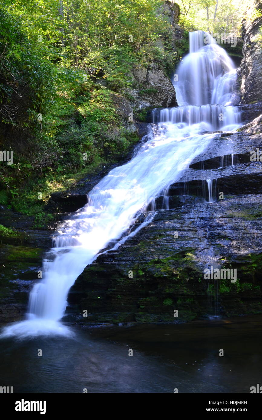 Verticale, Orizzontale, cascata, Dingmans Falls, Delaware Water Gap National Recreation Area, Dingmans Ferry, in Pennsylvania, STATI UNITI D'AMERICA Foto Stock