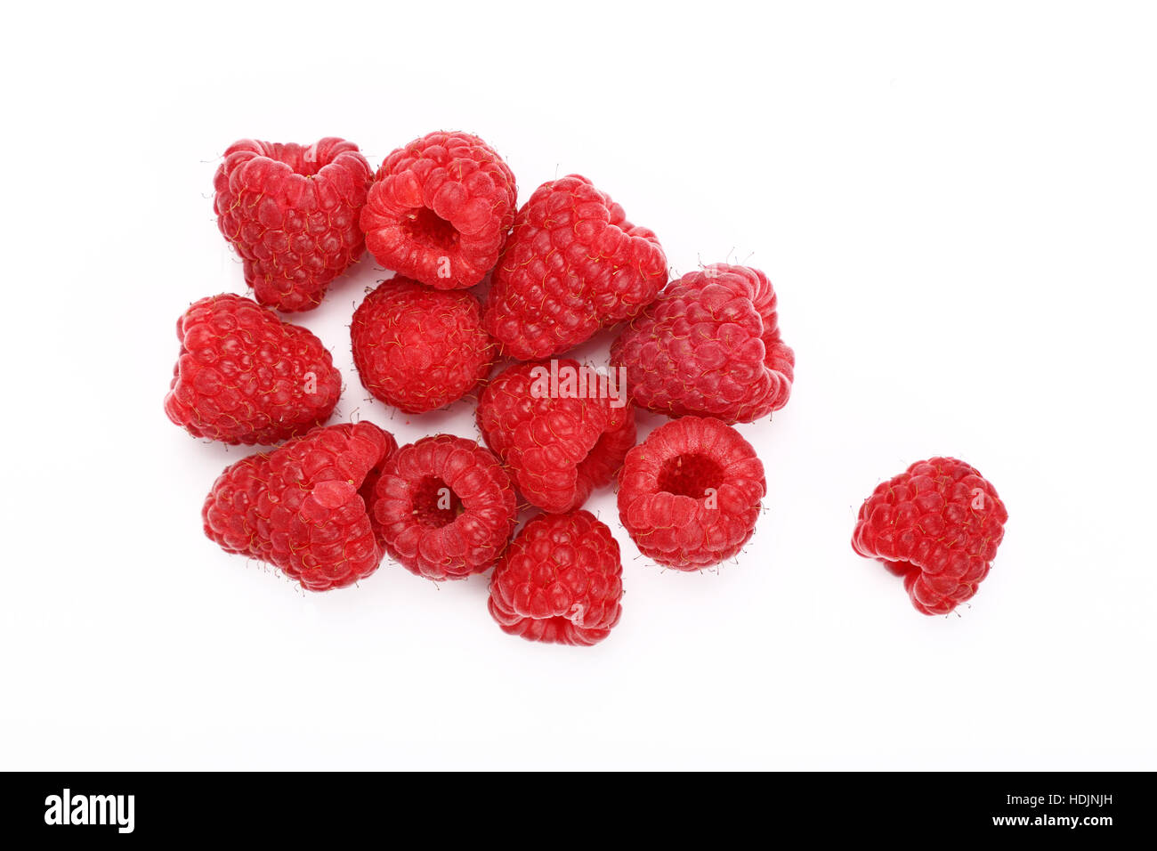 Gruppo di freschi maturi rosso lampone maturo di frutti di bosco isolato su sfondo bianco, close up, elevati vista dall alto angolo Foto Stock