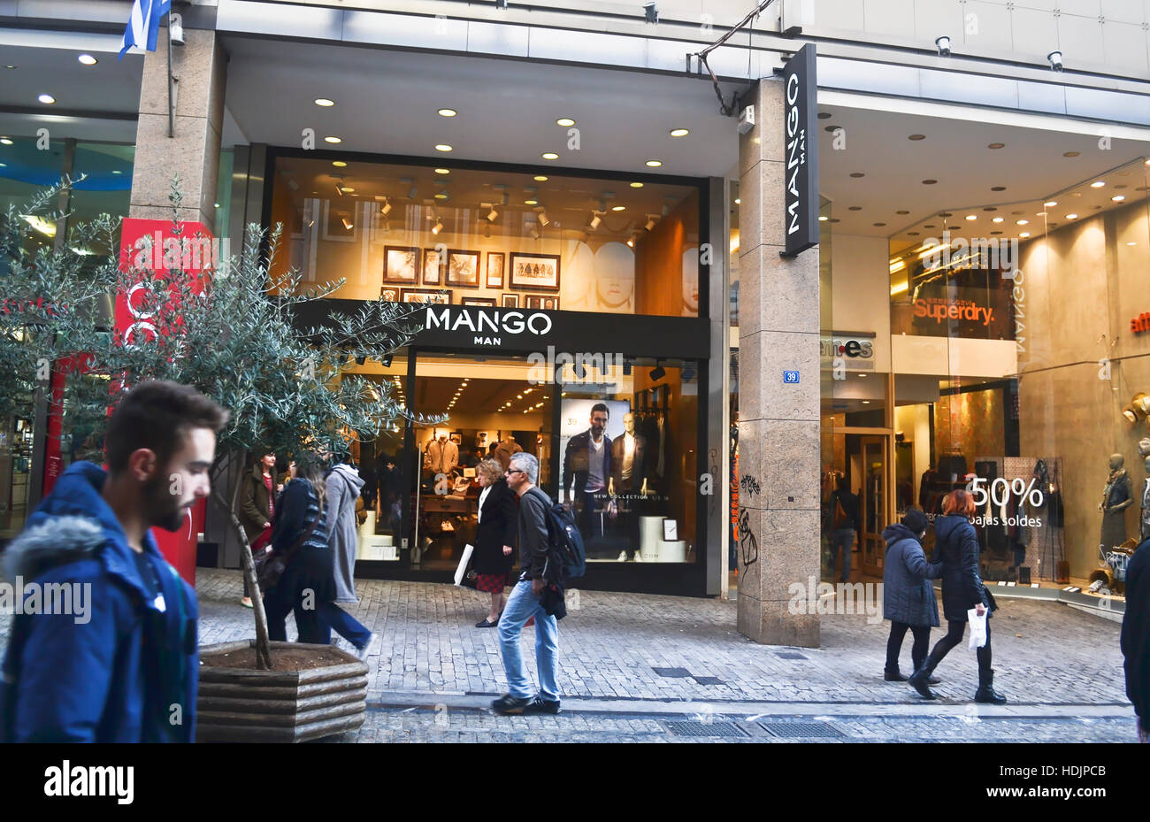 Mango e altri negozi di Ermou Street Athens Grecia Foto Stock