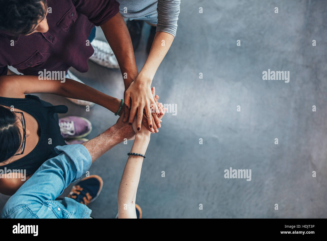 Top visualizza immagine di un gruppo di giovani di mettere le loro mani insieme. Gli amici con la pila di mani che mostra l'unità. Foto Stock Top visualizza immagine di un gruppo di giovani di mettere le loro mani insieme. Gli amici con la pila di mani che mostra l'unità. Foto Stock
