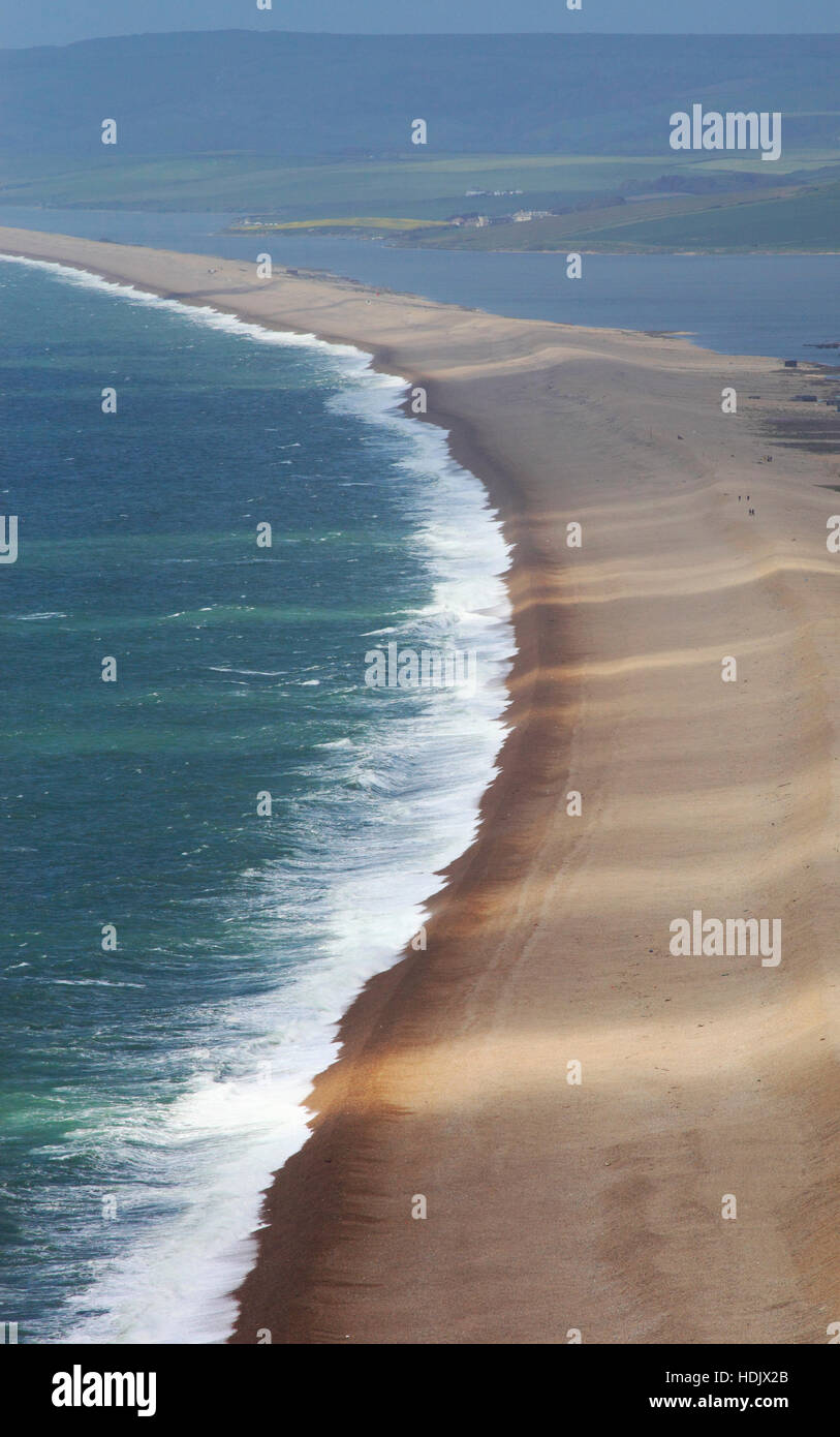 Vista da Portland, Chesil Beach si estende fuori nella distanza, Dorset, Inghilterra, Europa Foto Stock