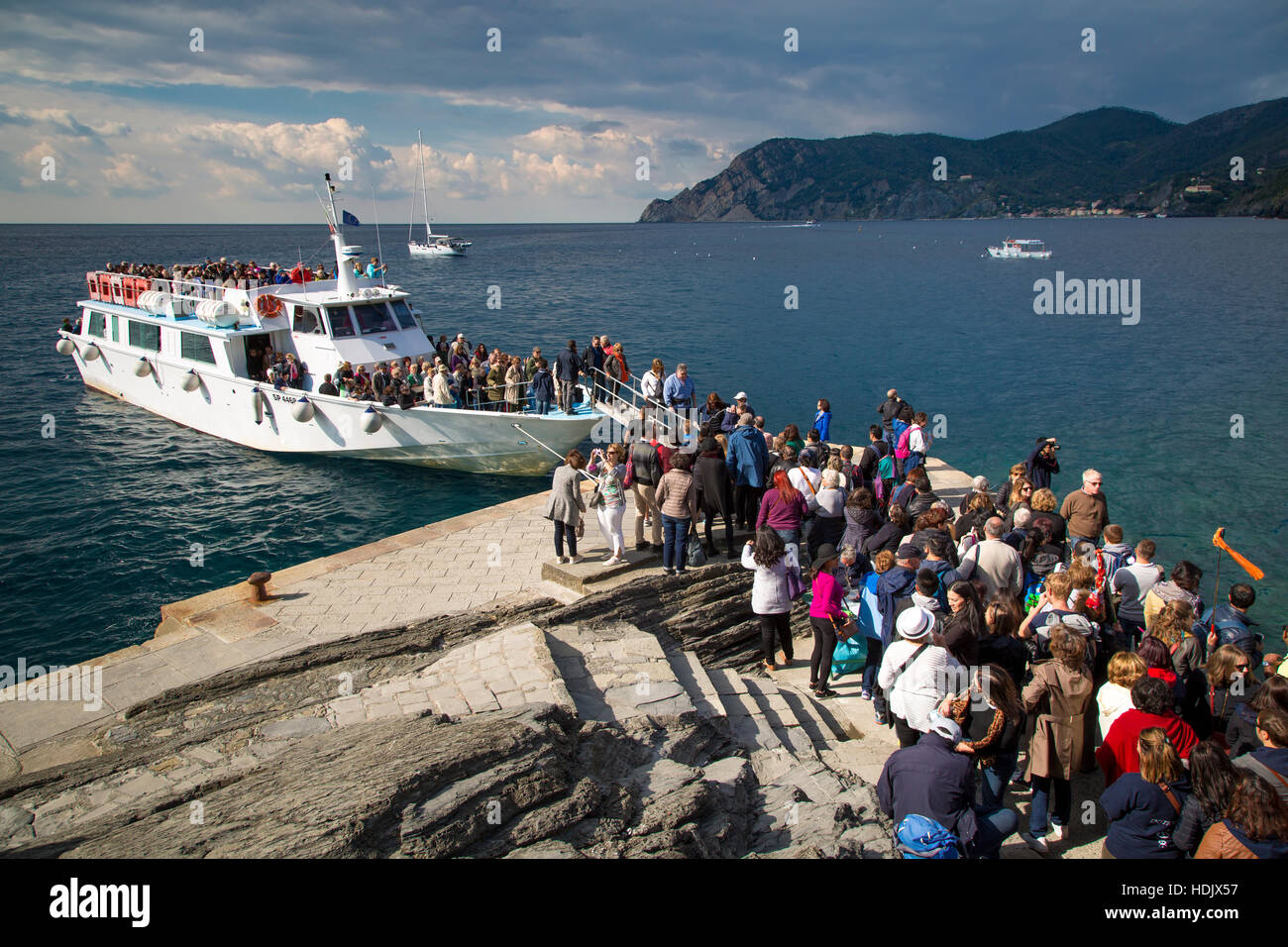 I turisti lo scarico dal battello navetta a Vernazza, Cinque Terre Liguria,  Italia Foto stock - Alamy