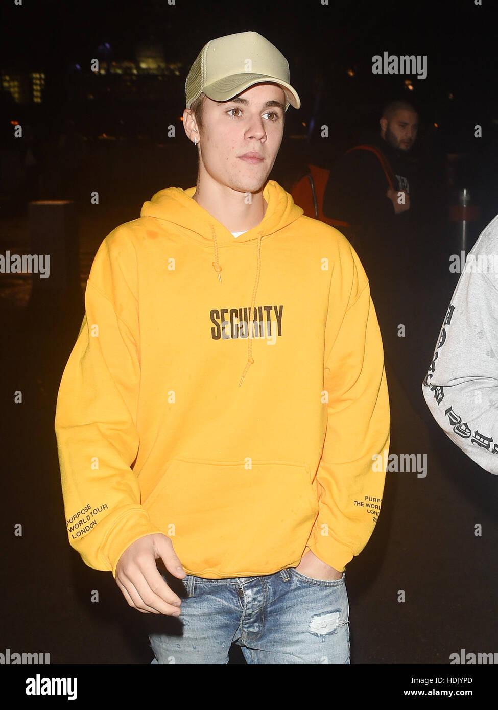 Justin Bieber si vede affiancato dal suo team di sicurezza come