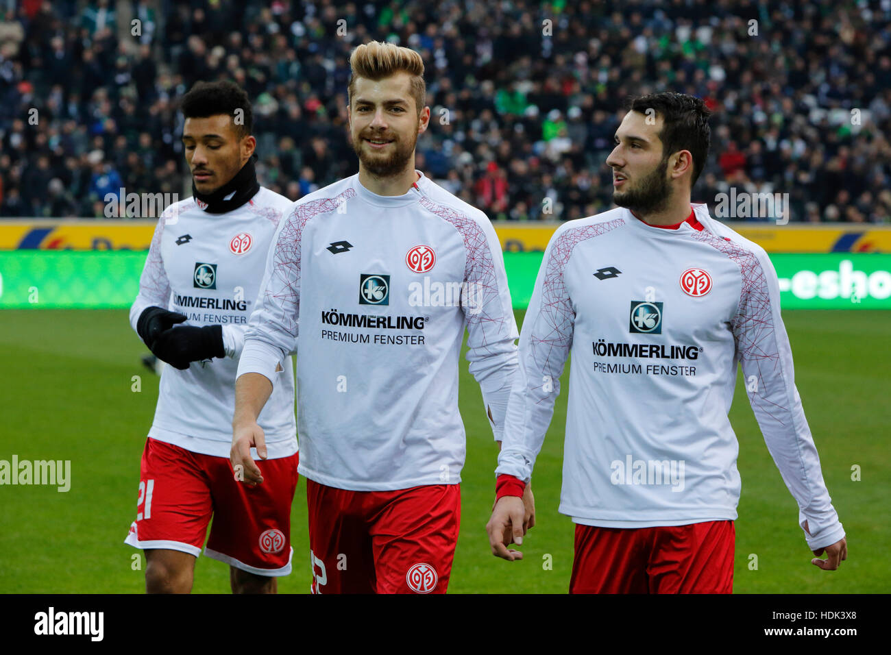 Sport, calcio, Bundesliga, 2016/2017, Borussia Moenchengladbach vs 1. FSV Mainz 05 1:0, Stadio Borussia Park, il riscaldamento, lasciando f.l.t.r. Karim Onisiwo (05), Alexander Hack (05), Levin Mete Oeztunali (05) Foto Stock