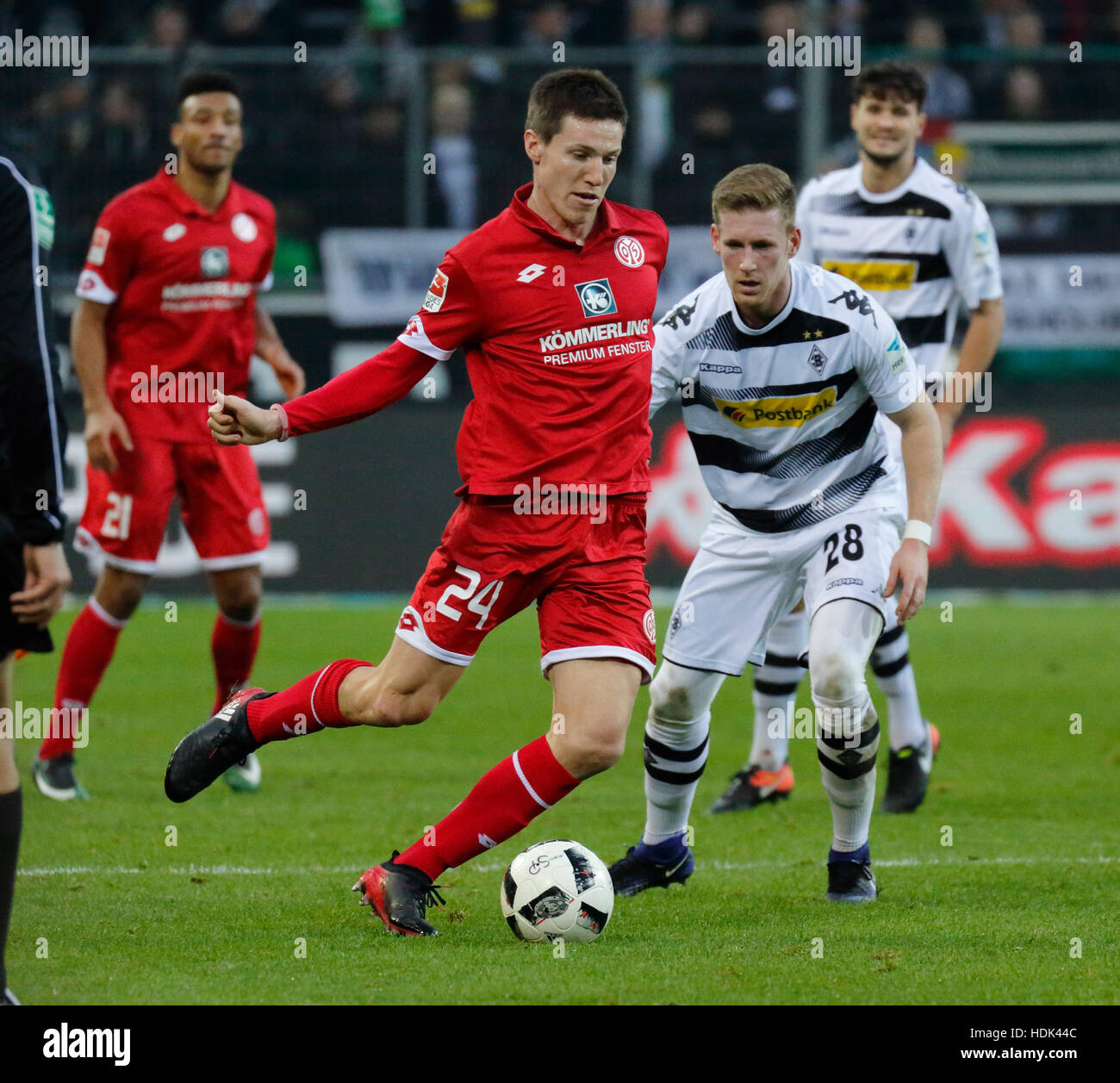 Sport, calcio, Bundesliga, 2016/2017, Borussia Moenchengladbach vs 1. FSV Mainz 05 1:0, Stadio Borussia Park, scena del match, f.l.t.r. Karim Onisiwo (05), Gaetan Bussmann (05), Andre Hahn (MG), Tobias Strobl (MG) Foto Stock