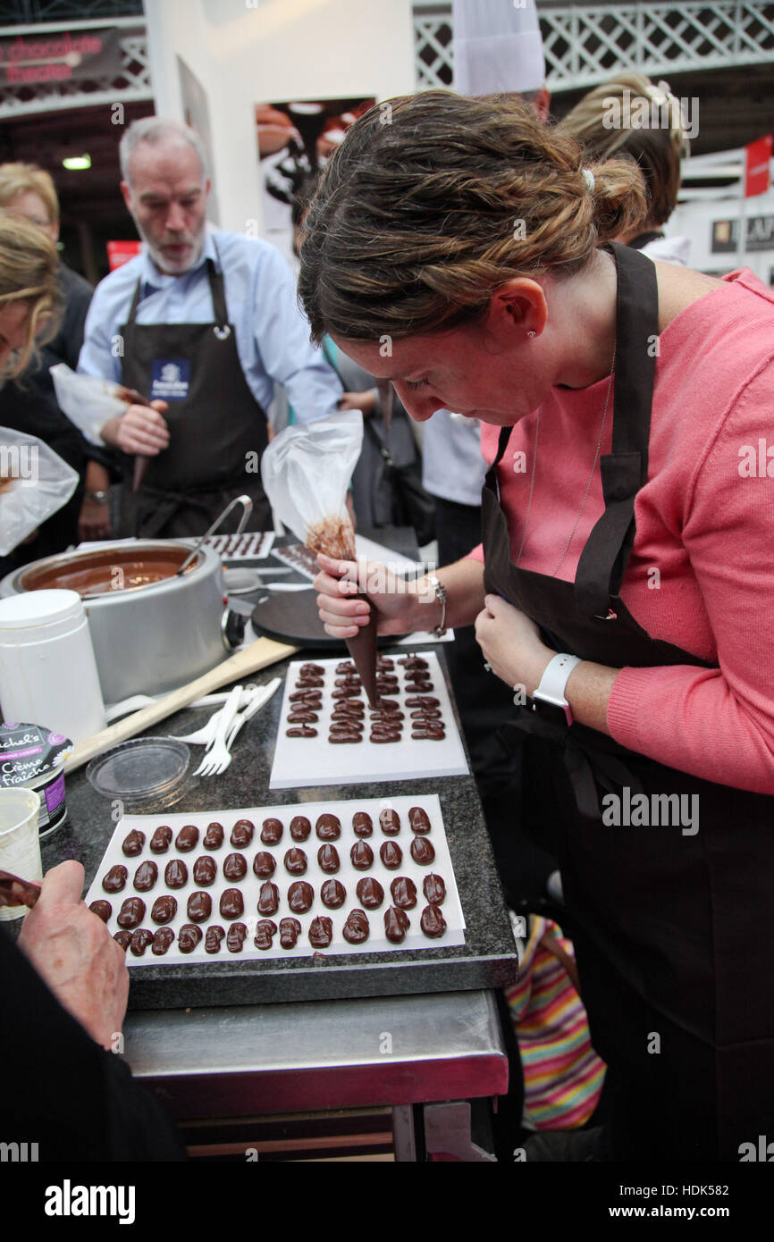 Il cioccolato 2016 Show tenutosi a Olympia London, Internazionale e specialisti locali da parte dell'industria del cioccolato in vetrina a Olympia London l annuale salone del cioccolato, Regno Unito il più grande evento di cioccolato. Dotato di: atmosfera dove: Londra, Regno Unito quando: Foto Stock