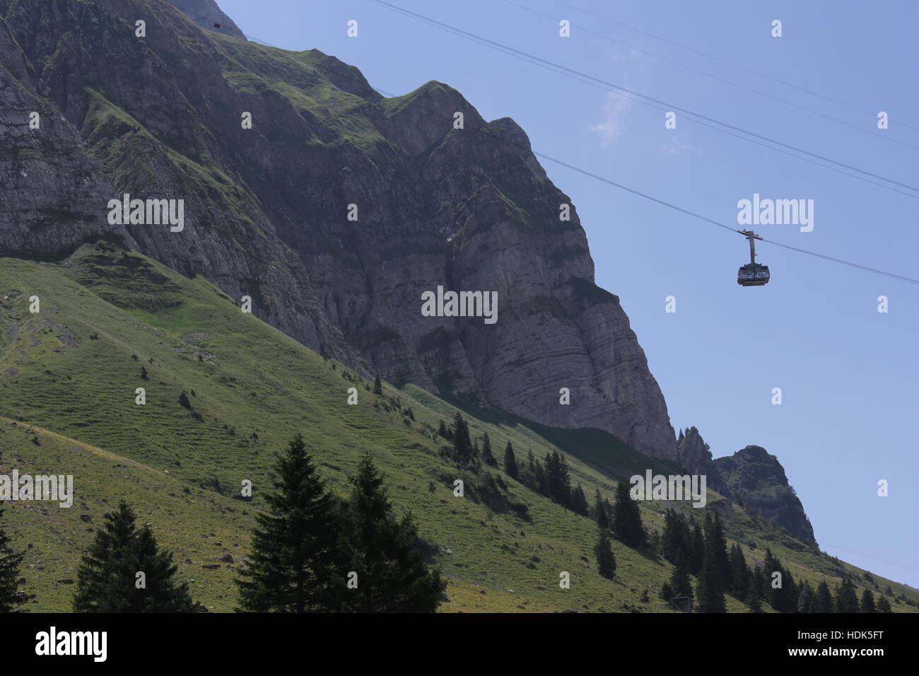 Una funivia porta i turisti da NaturErlebnispark (Natura esperienza Parco) al picco della svizzera Säntis della montagna nelle Alpi Svizzere. Foto Stock