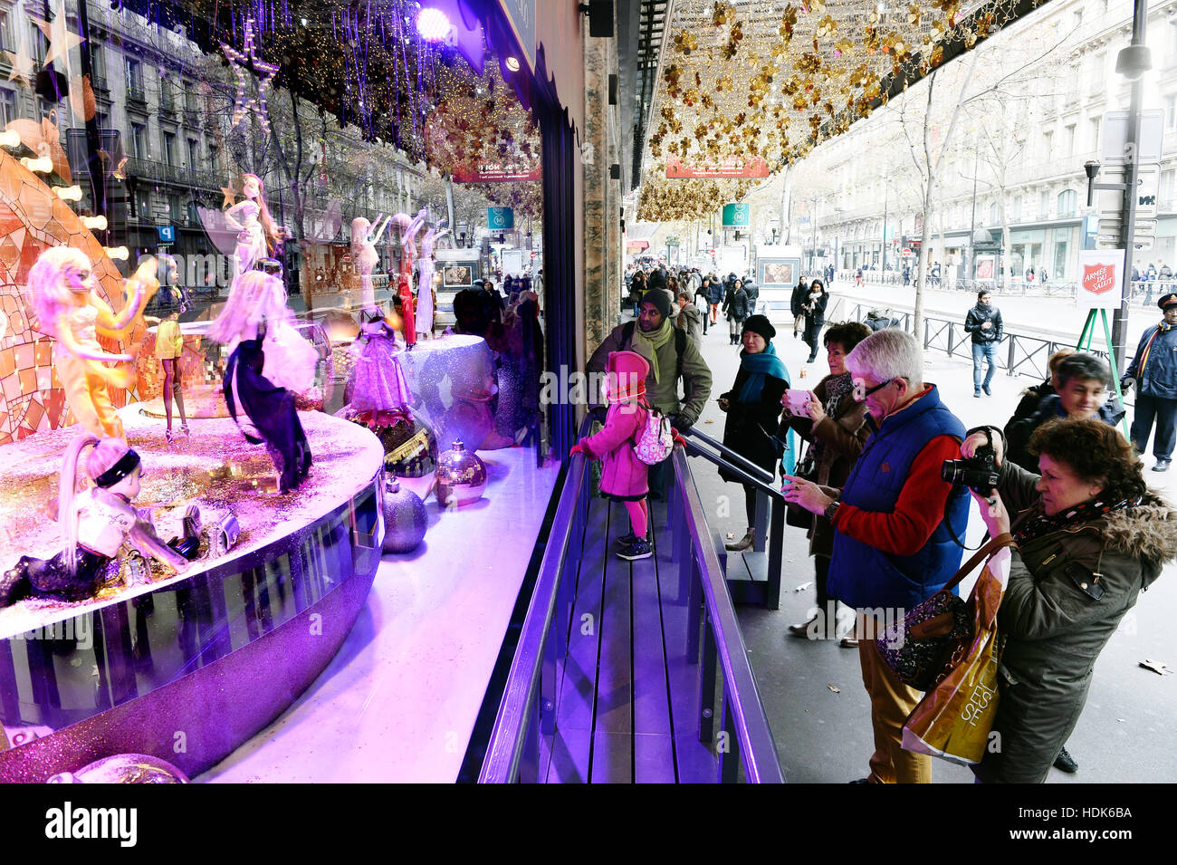Vetrine Natale animazioni in Les Galeries Lafayette Haussmann, Parigi, Francia Foto Stock