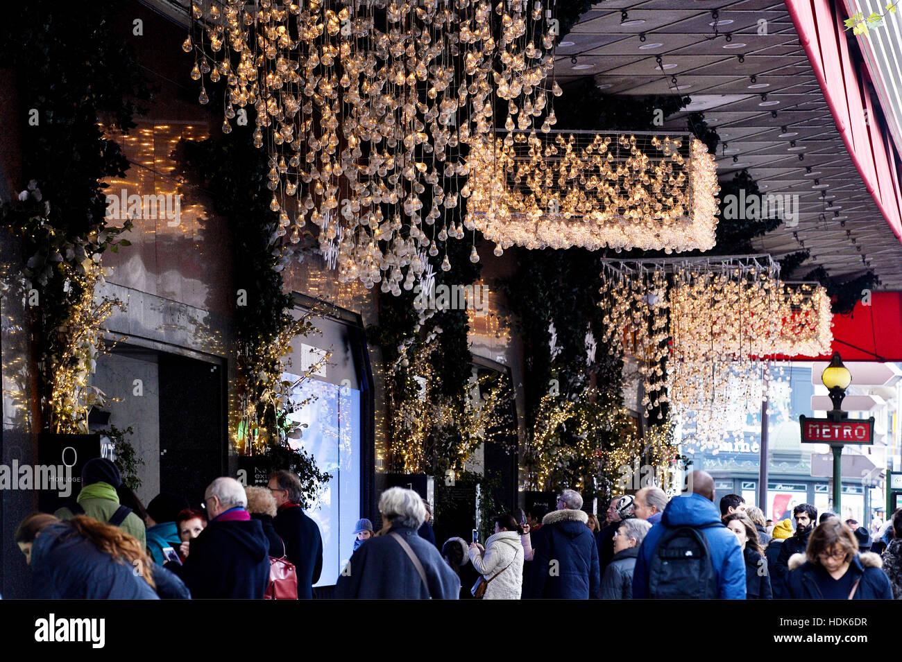 Vetrine Natale animazioni in Les Galeries Lafayette Haussmann, Parigi, Francia Foto Stock