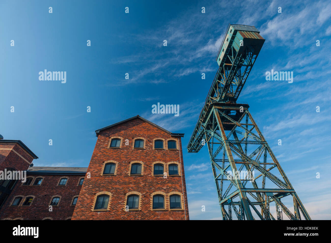 Testa di martello gru e nuovi appartamenti in Greenock area dock. Foto Stock