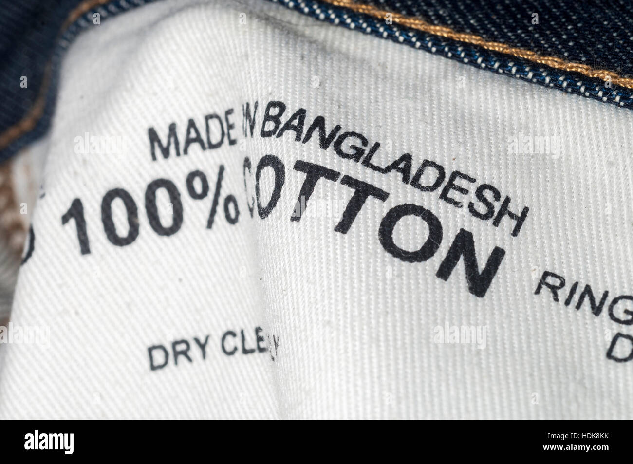 Una etichetta su un paio di jeans mostra il Bangladesh è il paese di origine, visto il Mercoledì, 7 dicembre 2016. Un rapporto rilasciato dall'Overseas Development Institute ha rilevato che il 15 per cento dei bambini provenienti da famiglie intervistate a Dhaka, nel Bangladesh, di età compresa tra 6-14 non frequentano la scuola e ha lavorato a tempo pieno, molti nell industria dell abbigliamento. (© Richard B. Levine) Foto Stock