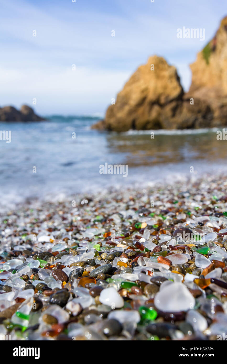 Vetro colorato ciottoli coperta questa spiaggia di Fort Bragg, California, foto scattata a metà giornata per ottenere colori luminosi in rocce e acqua Foto Stock