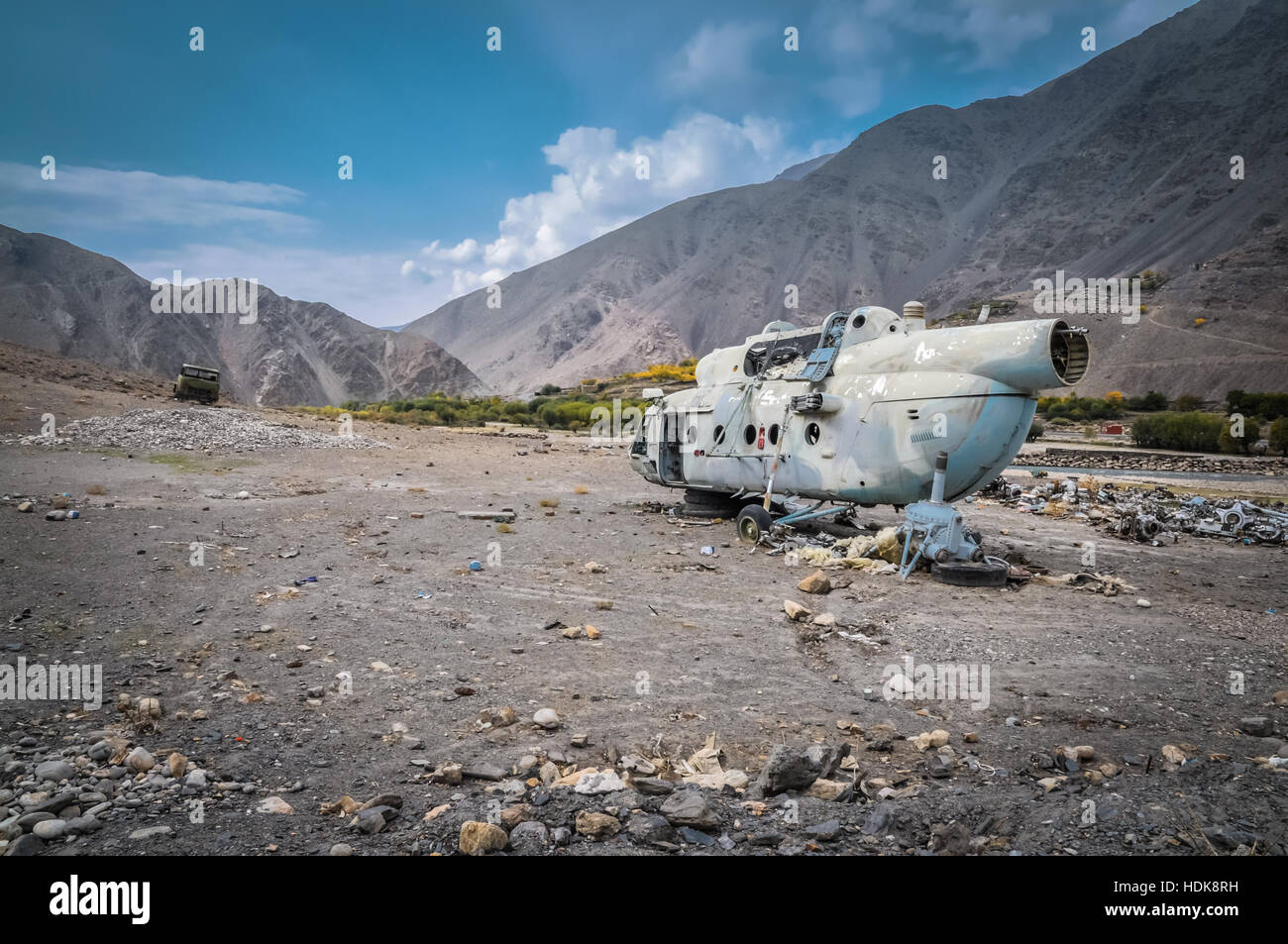 Foto del vecchio distrutto elicottero sul terreno roccioso in Panjshir in Afghanistan. Foto Stock