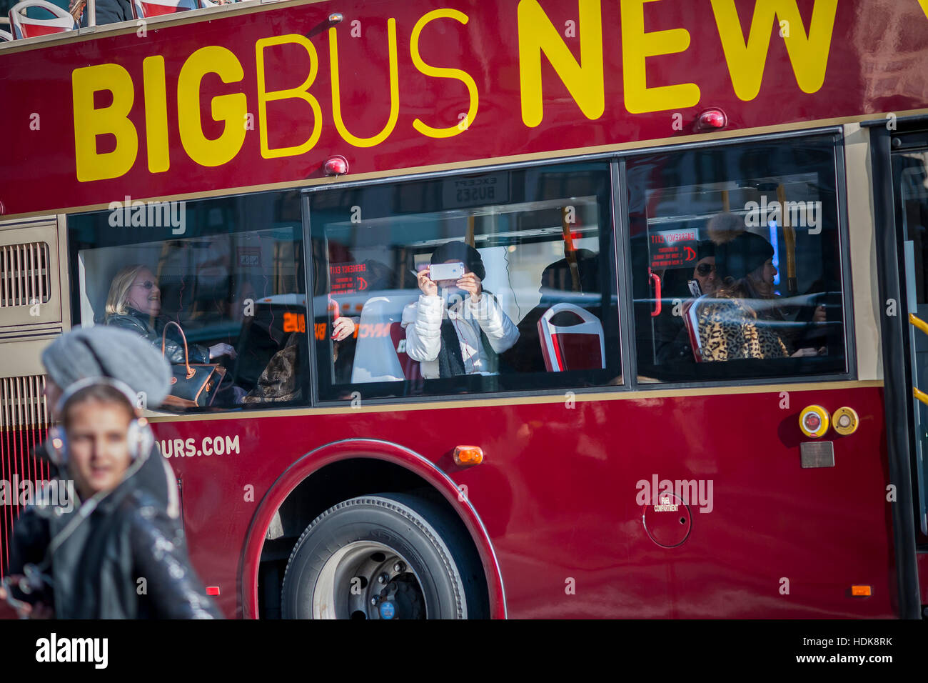 Una donna video con il suo iphone in un tour bus pascere i turisti intorno a New York venerdì 9 dicembre, 2016. (© Richard B. Levine) Foto Stock