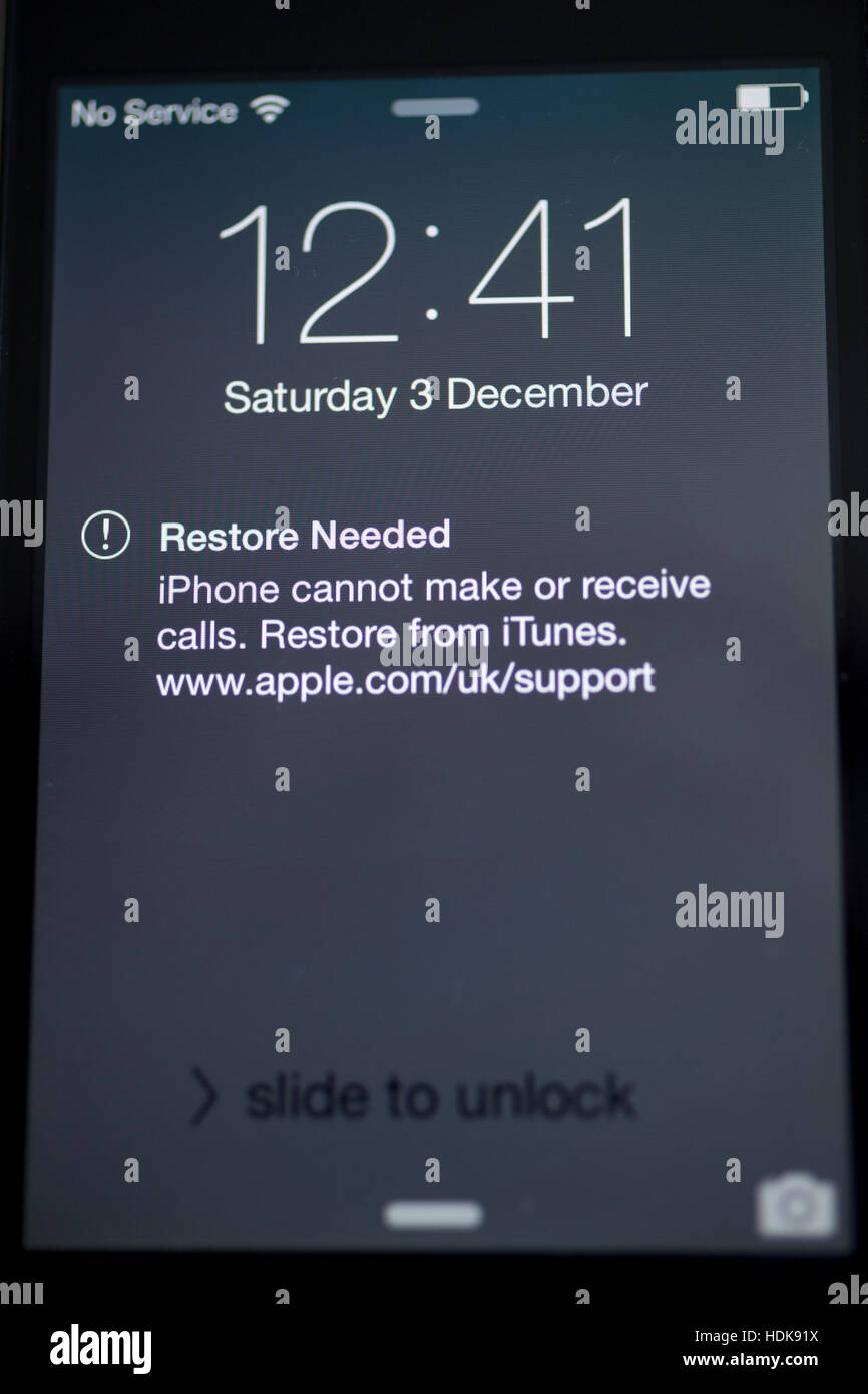 Rotture di Apple iPhone 4 con nessun servizio e che richiedono un  ripristino messaggio di errore Foto stock - Alamy