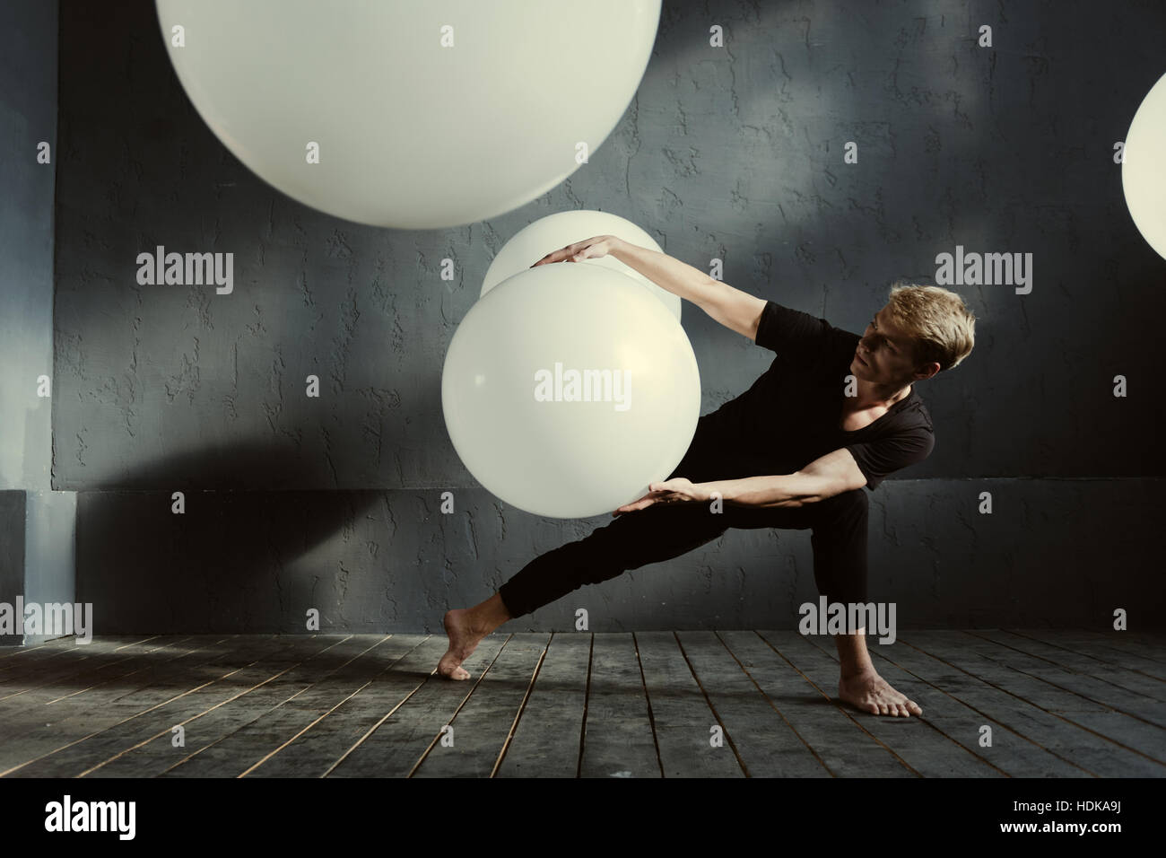 Ballerino ipnotico che agiscono in decorate studio Foto Stock