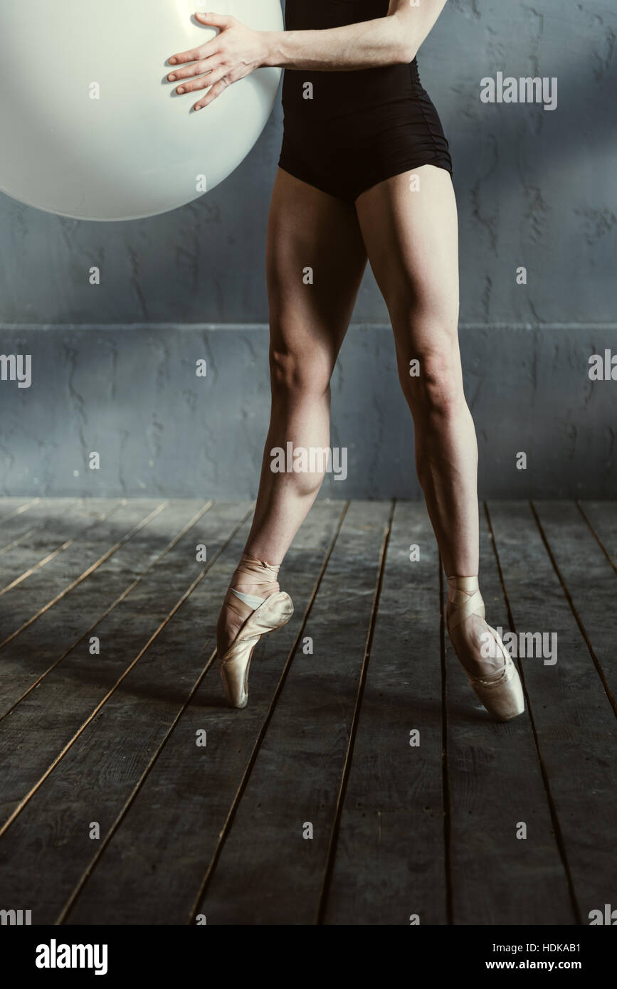 Graziosa ballerina gambe in pointes Foto Stock