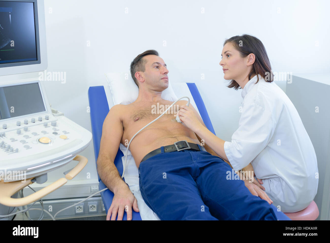 Facendo ultrasuoni torace Foto Stock