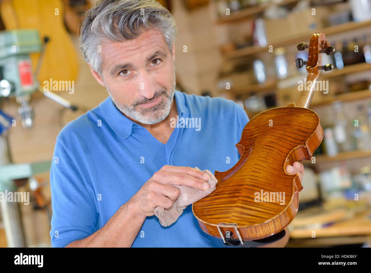 Ritratto di uomo di violino di lucidatura Foto Stock