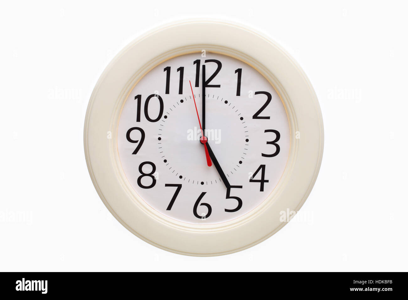 Analogico bianco orologio da parete che mostra 5:00 ore su sfondo bianco Foto Stock