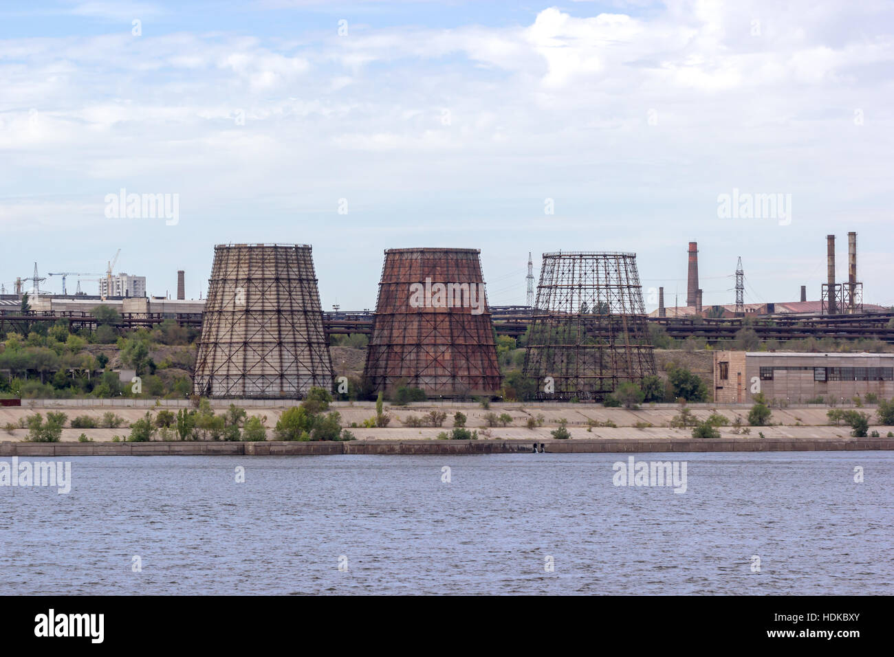 Vista panoramica di ferramenta situato sul litorale di fiume. Paesaggio industriale. Foto Stock