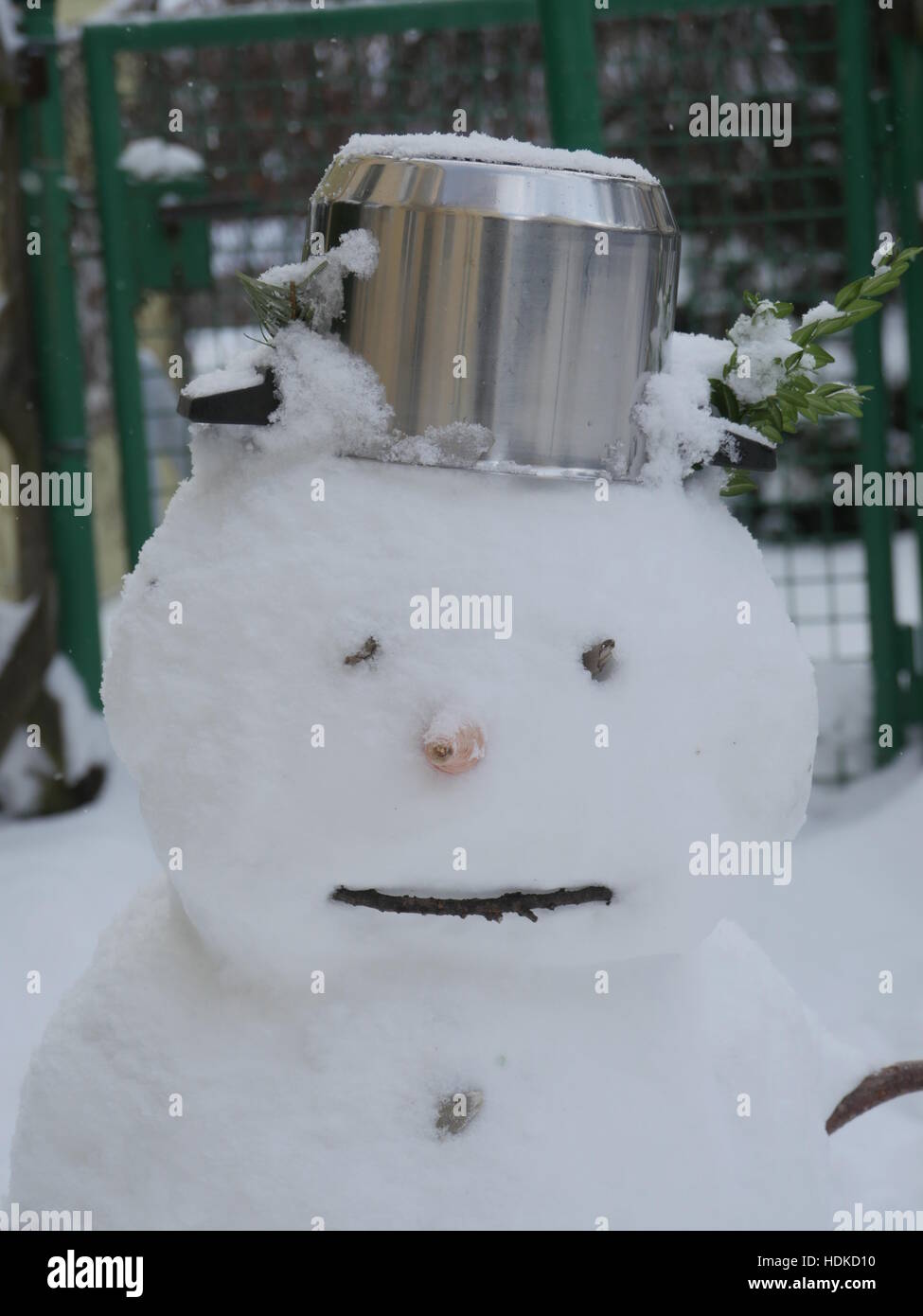 Pupazzo di neve con la pentola Foto Stock