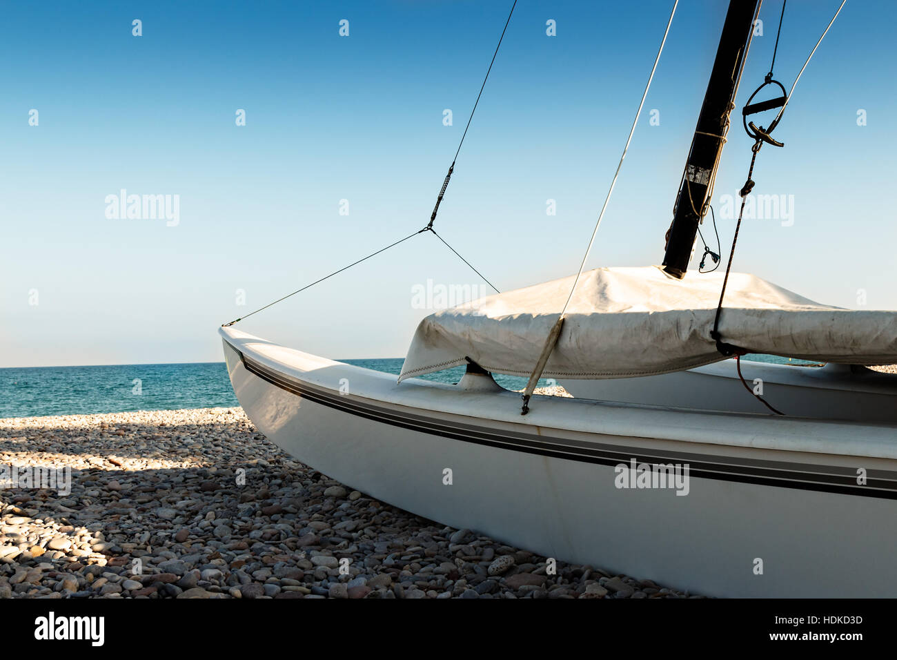 Catamarano sulla spiaggia sulle pietre. L'immagine orizzontale. Foto Stock