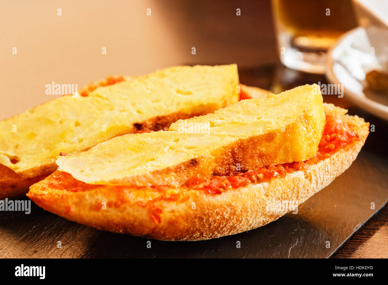 Frittata di patate con spiedino di pane con pomodoro. Cibo tipico spagnolo. L'immagine orizzontale. Foto Stock