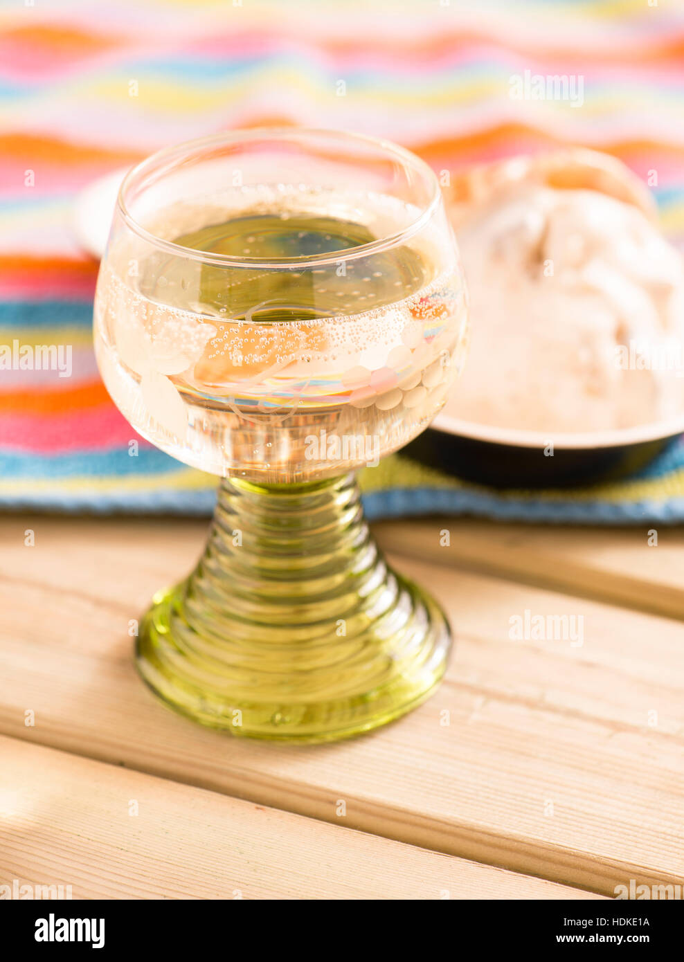 Dolce vino bianco frizzante con gelato in background. Estate rinfresco o dessert. Foto Stock