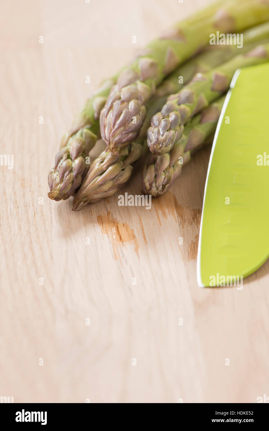 Asparagi verdi. Non cotti Ortaggi di legno sul tavolo da cucina. Raccolto fresco della molla vegetali. Foto Stock