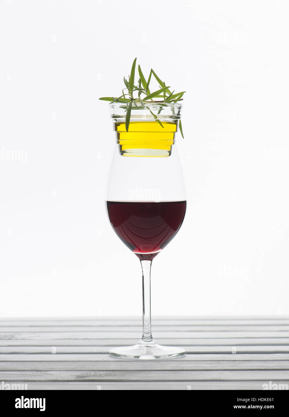 Vino rosso nella Wineglass, olio di oliva e di rosmarino fresco. Il cibo ancora in vita. Foto Stock