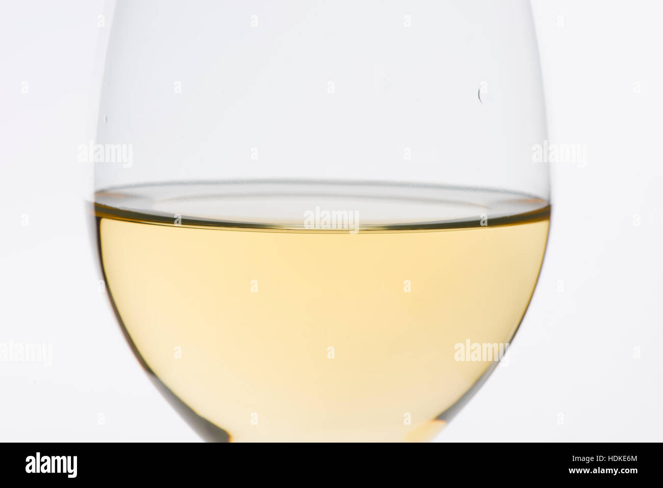 Un bicchiere di vino bianco in stretta fino Foto Stock