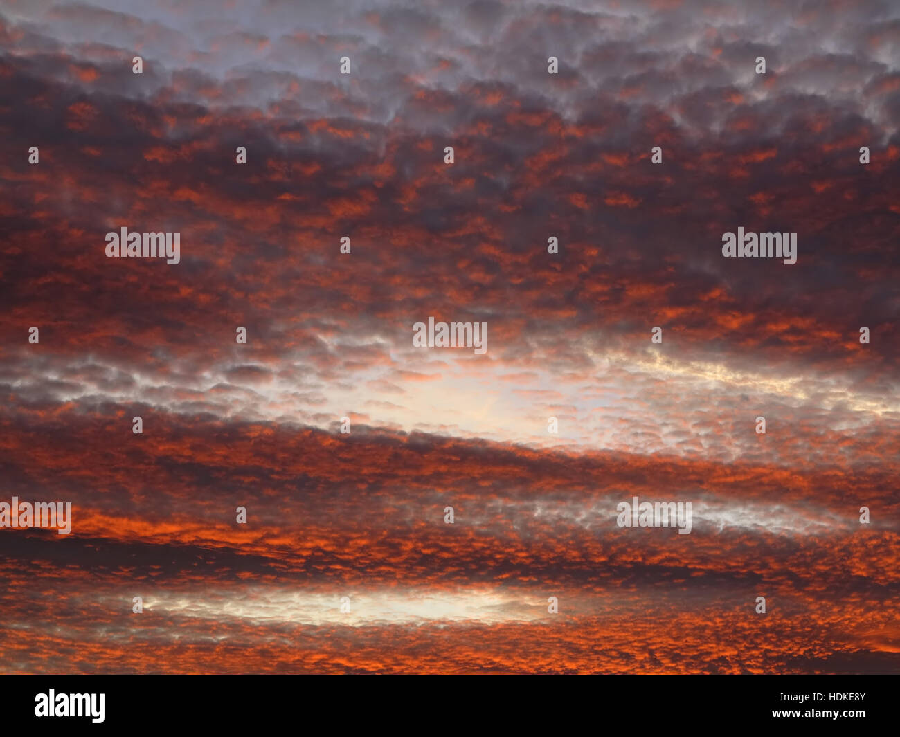 Cielo rosso al tramonto - immagine del cielo roseo - gloaming - colori del tramonto Foto Stock