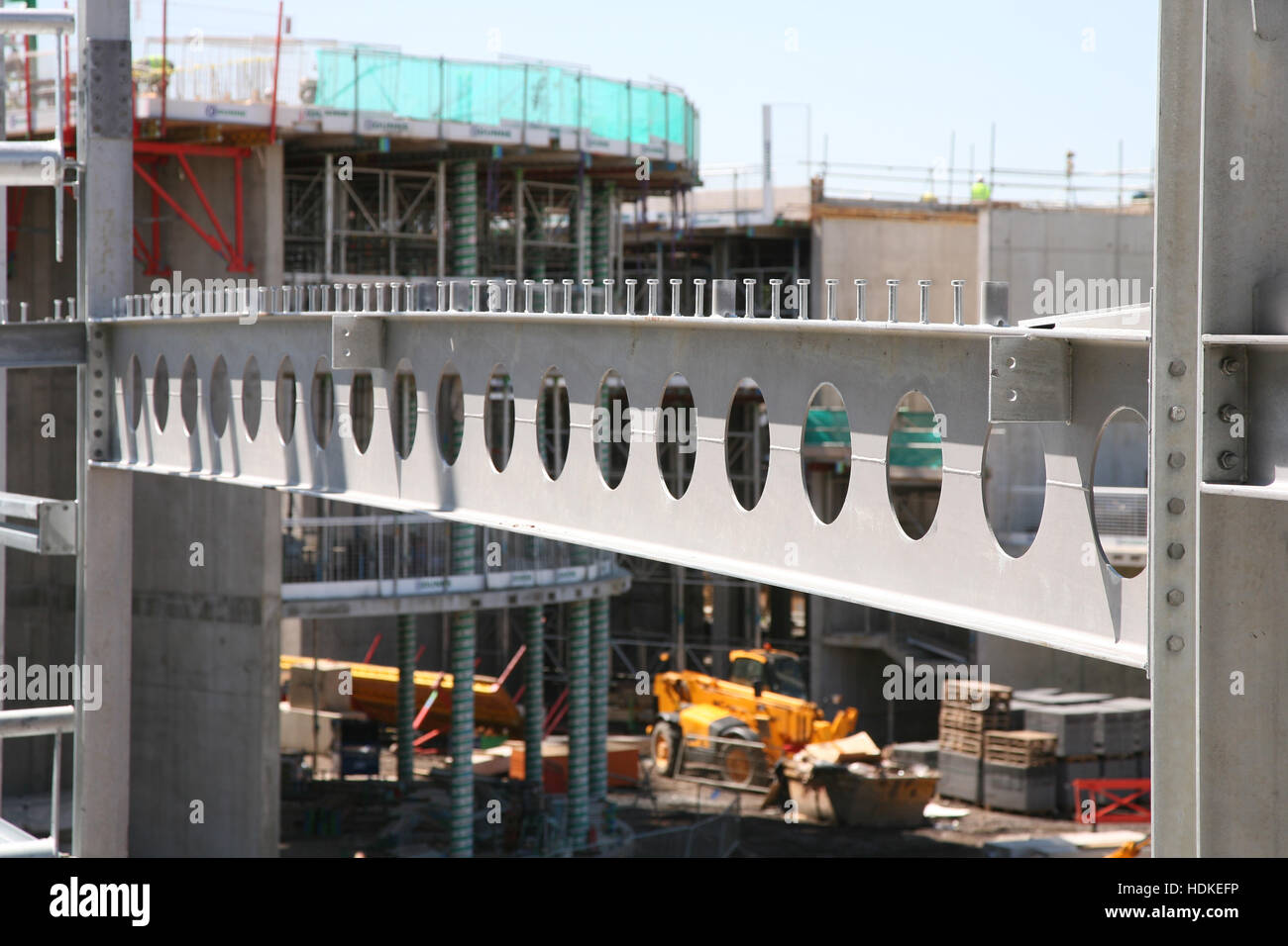 Sito in costruzione con PCC listone pavimento,strutturale del telaio in acciaio e travi a corona su un parcheggio mutistorey sviluppo in Bolton, England, Regno Unito Foto Stock