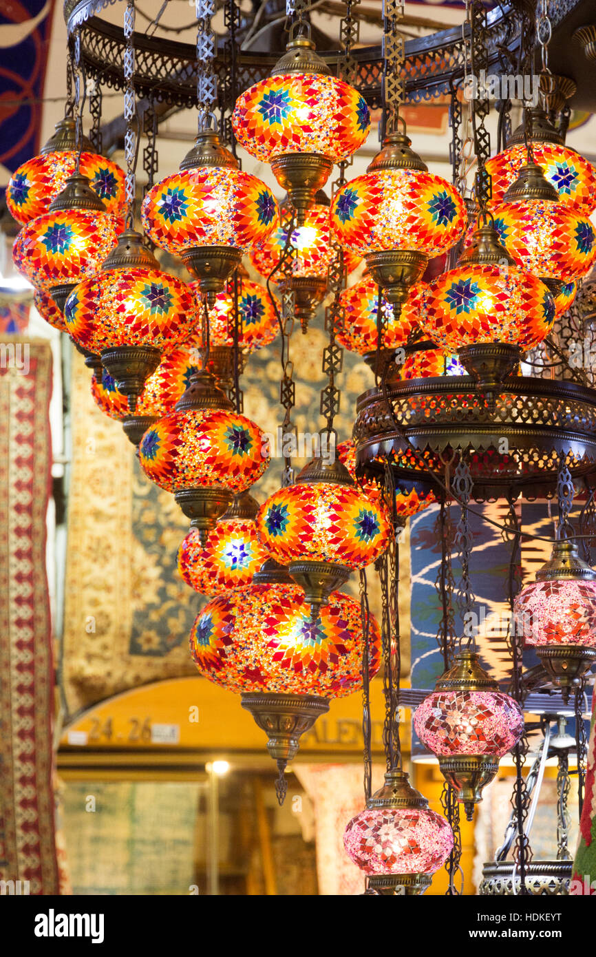 Lampade per la vendita nel Grand Bazaar, Istanbul, Turchia Foto Stock