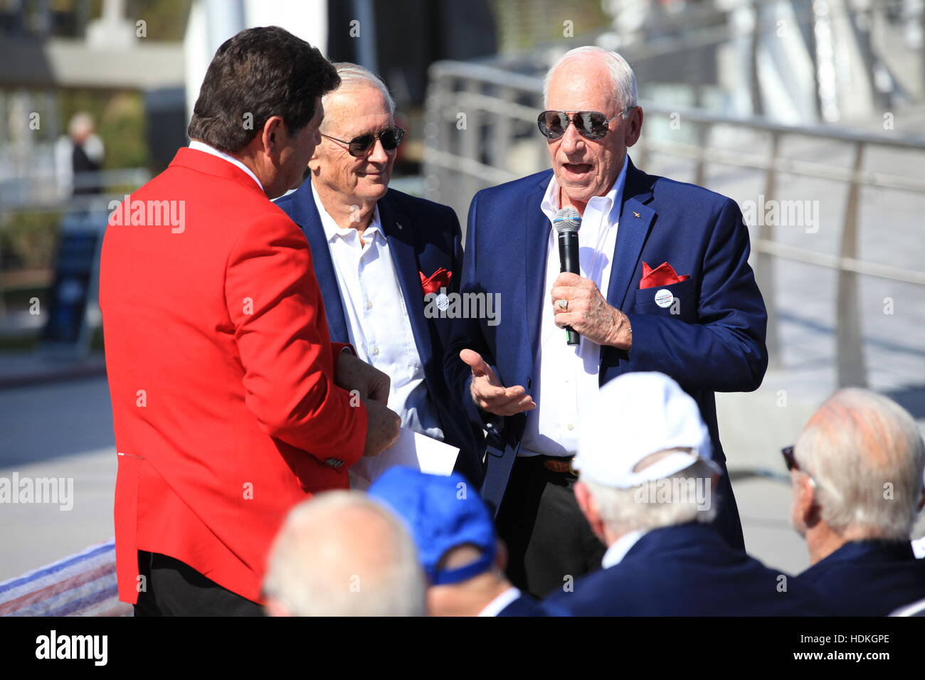 Ex corrispondente della CNN John Zarella (sinistra) interviste NASA Apollo astronauti Charlie Duke (centrale) e Walt Cunningham durante la cerimonia di apertura per gli Stati Uniti Astronaut Hall of Fame mostre e gli eroi e le leggende attrazione al Complesso Visitatori del Centro Spaziale Kennedy Novembre 11, 2016 in Titusville, Florida. Foto Stock