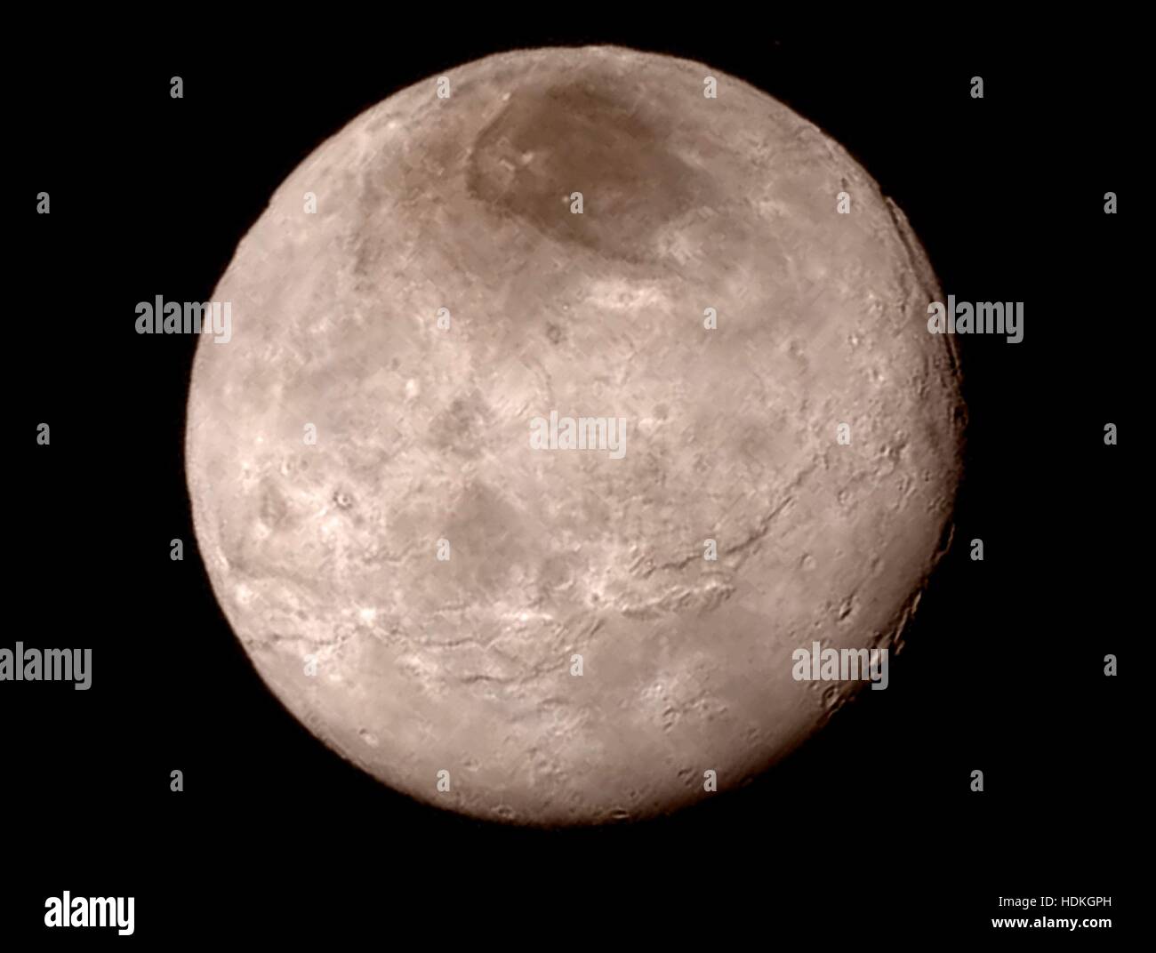 La NASA Nuovi Orizzonti Long Range Reconnaissance Imager acquisisce Caronte, la più grande luna di Plutone, durante un volo in prossimità Luglio 14, 2015 mentre in orbita. Foto Stock