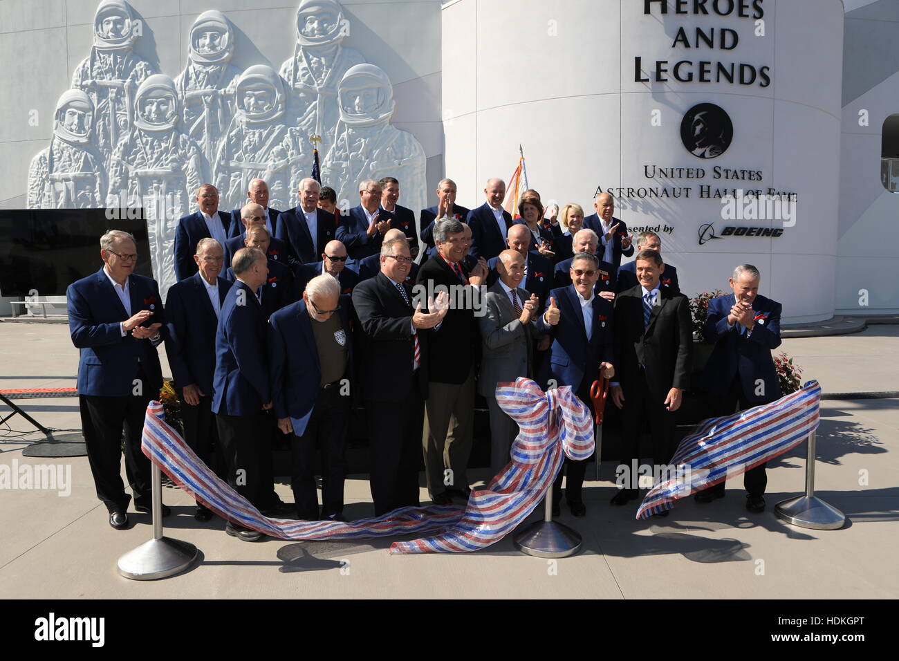 Gli astronauti della NASA e dignitari tagliare il cerimoniale di nastro durante la fase di apertura degli eroi e leggende attrazione con gli Stati Uniti Astronaut Hall of Fame mostra al Complesso Visitatori del Centro Spaziale Kennedy Novembre 11, 2016 in Titusville, Florida. Foto Stock