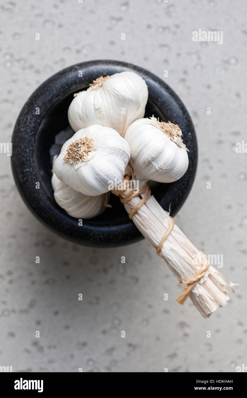 Aglio in vaso nero Foto Stock