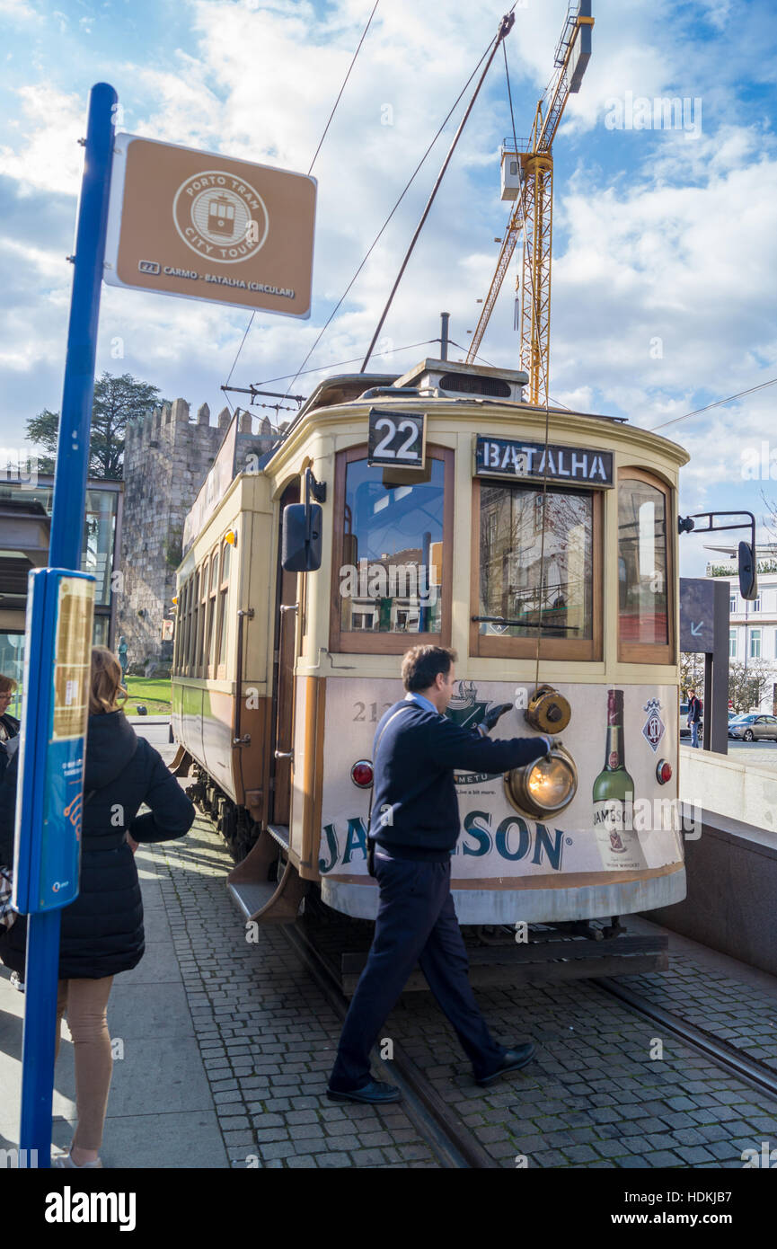 Commutazione Driver carrello pole su un tram sul numero 22 percorso da Batalha per Carmo, Porto (Oporto, Portogallo Foto Stock