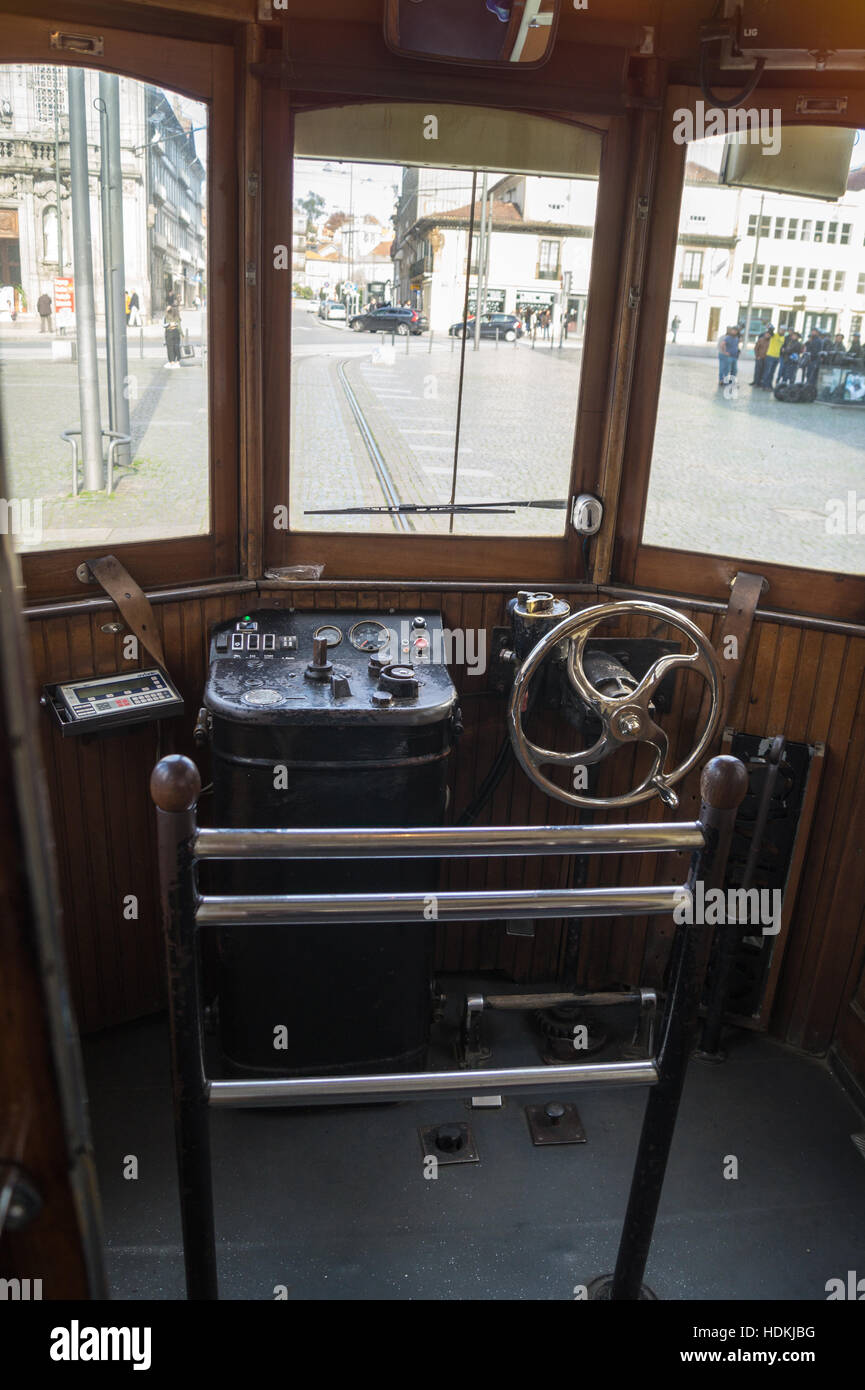 Cabina del conducente di un'annata tram elettrico sul numero 18 e 22 percorso da Batalha per Carmo, Porto (Oporto, Portogallo Foto Stock